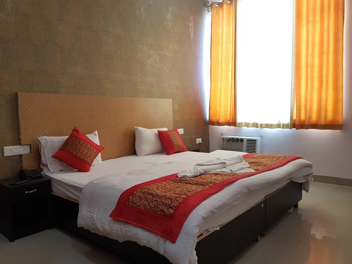 The Royal Crown Hotel Gurgaon Exterior photo