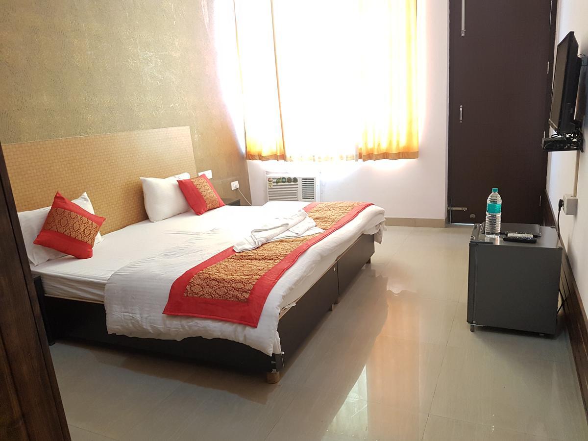 The Royal Crown Hotel Gurgaon Exterior photo