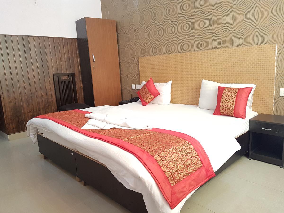 The Royal Crown Hotel Gurgaon Exterior photo